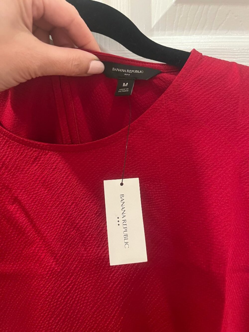 NWT Red Cap Sleeve Crew Neck Keyhole Back Cropped Textured Satin Blouse - Picture 5 of 10